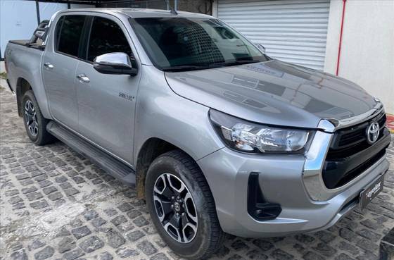 TOYOTA HILUX 2.8 D-4D TURBO DIESEL CD SRX PLUS 4X4 AUTOMÁTICO